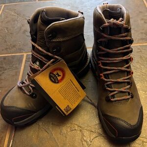Women’s Red Wing Irish Setter safety toe work boot-new. Size 6.5